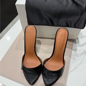 Elegant Black and Tan High Heels with Textured Design